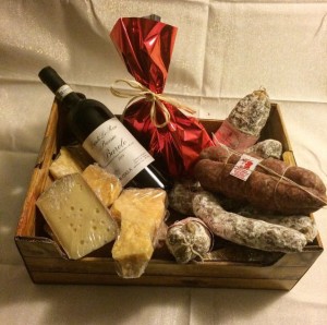 confezioni natalizie con salumi formaggi vino a partire da 10€
